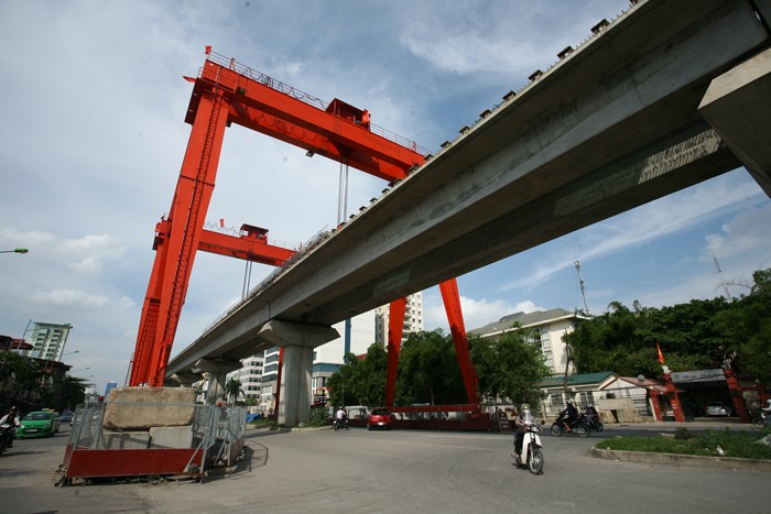 Nhiều dự án điều chỉnh tăng quy mô đầu tư dẫn đến phải tăng vay nợ, tạo áp lực gia tăng nợ công. Ảnh: Lê Tiên