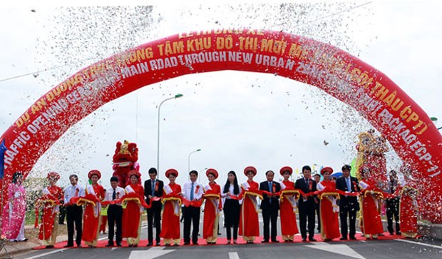 Lãnh đạo TP Hà Nội và lãnh đạo tỉnh Vĩnh Phúc cắt băng thông xe tuyến đường trục khu đô thị mới Mê Linh. Ảnh: Phạm Hùng