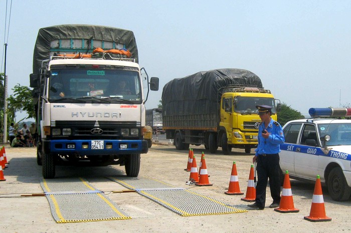 Thanh tra Bộ GTVT đã kiến nghị xử phạt các vi phạm hành chính trong kiểm soát tải trọng phương tiện. Ảnh: Doãn Công