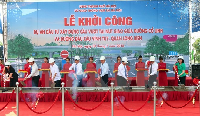 Các đại biểu thực hiện nghi thức động thổ công trình. (Ảnh: Huy Hùng/TTXVN)