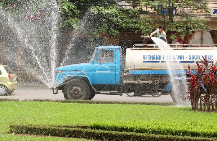 Một gói thầu chăm sóc cây xanh, thảm cỏ ngốn của ngân sách địa phương hàng tỷ đồng mỗi năm. Ảnh: Lê Tiên