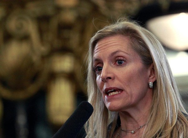 Bà Lael Brainard không cho rằng nên nâng lãi suất lúc này. Ảnh: Reuters