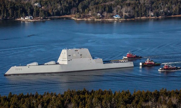 USS Zumwalt rời khỏi xưởng đóng tàu, trên đường tới lễ biên chế vào hải quân. Ảnh: USNI