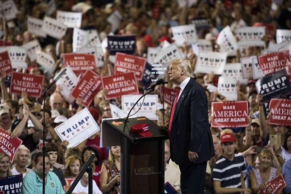 Ông Trump phát biểu trước hàng nghìn người ủng hộ ở sân bay Melbourne, Australia. Ảnh:New York Times