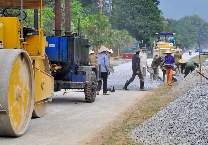 10 gói thầu được Ban Quản lý bảo trì đường bộ mời thầu có tổng trị giá trên 86 tỷ đồng, với tỷ lệ tiết kiệm qua đấu thầu rất thấp, từ 0,015% đến 3,3%. Ảnh: Minh Dũng