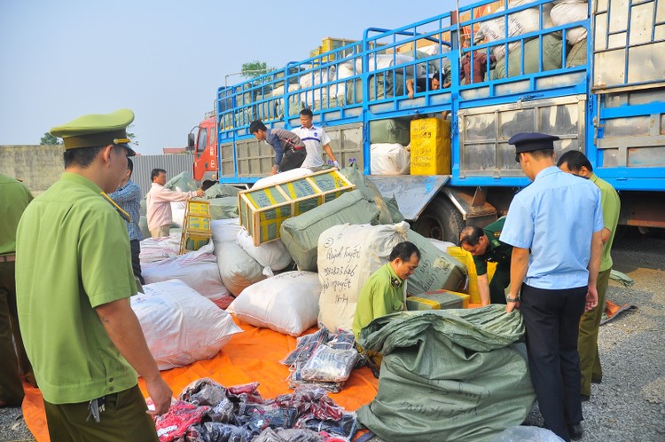 Trong 10 tháng đầu năm 2016, cơ quan chức năng phát hiện, xử lý hơn 2.000 vụ hàng giả, phạt hành chính gần 60 tỷ đồng. Ảnh: Lê Vân