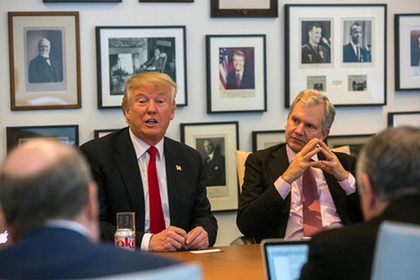 Donald Trump và chủ tờ New York Times Arthur O. Sulzberger Jr. (phải) trong cuộc gặp ngày 22/11. Ảnh: New York Times