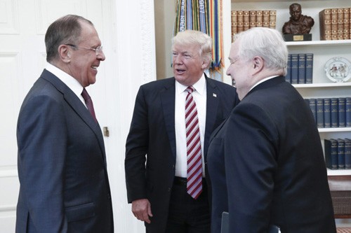 Tổng thống Mỹ Donald Trump đã gặp Ngoại trưởng Nga Sergey Lavrov, ngoài cùng bên trái, không lâu sau khi tuyên bố sa thải giám đốc FBI. Ảnh:AP