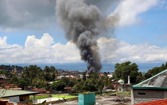 Quân đội Philippines lần đầu tiên dùng hỏa lực hạng nặng để đối phó phiến quân Maute ở Marawi. (Ảnh: Reuters)