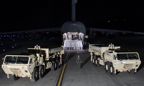 Bộ phận đánh chặn trong tổ hợp THAAD được chuyển tới căn cứ Osan, Hàn Quốc, đêm 6/3. Ảnh: Reuters