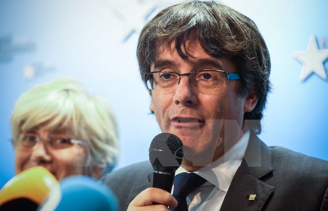 Cựu Thủ hiến Catalonia Carles Puigdemont (phải) và các thành viên chính quyền bị phế truất trong cuộc họp báo ở Brussels (Bỉ) ngày 31/10. (Nguồn: AFP/TTXVN)