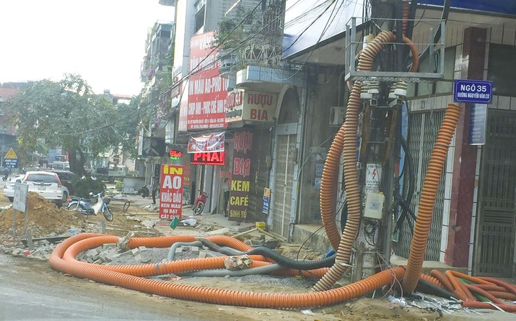 Theo phản ánh, nhiều hạng mục cống thoát nước, vỉa hè trên đường Nguyễn Văn Cừ, Hạ Long đang được thi công