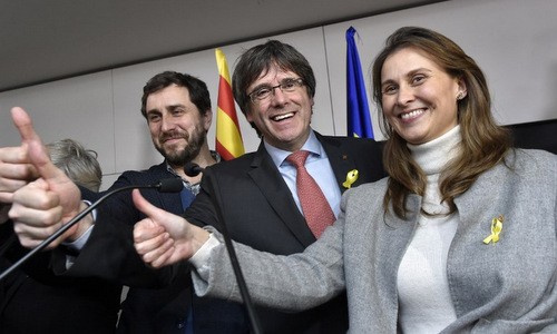 Ông Carles Puigdemont (giữa) ăn mừng sau chiến thắng của phe ly khai. Ảnh:AFP.