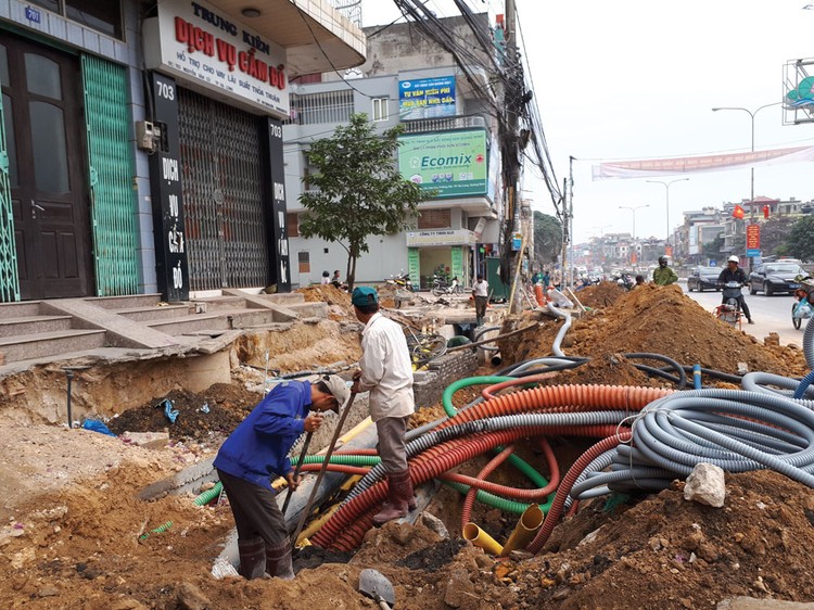 Theo phản ánh, trong thời gian phát hành HSMT, hiện trường gói thầu thuộc Dự án Cải tạo, chỉnh trang đường Nguyễn Văn Cừ, TP. Hạ Long đã có một số hạng mục được thi công. Ảnh: PV