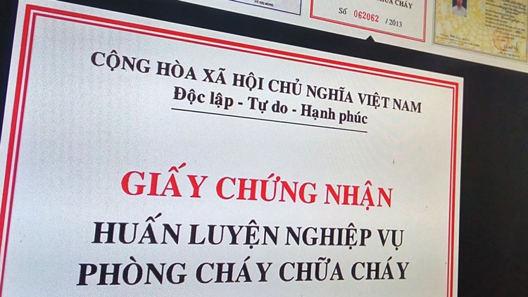 Giấy chứng nhận huấn luyện nghiệp vụ phòng cháy chữa cháy có hiệu lực 2 năm và mỗi 2 năm cán bộ phải huấn luyện và được cấp chứng nhận mới. Ảnh: Hoài Tâm