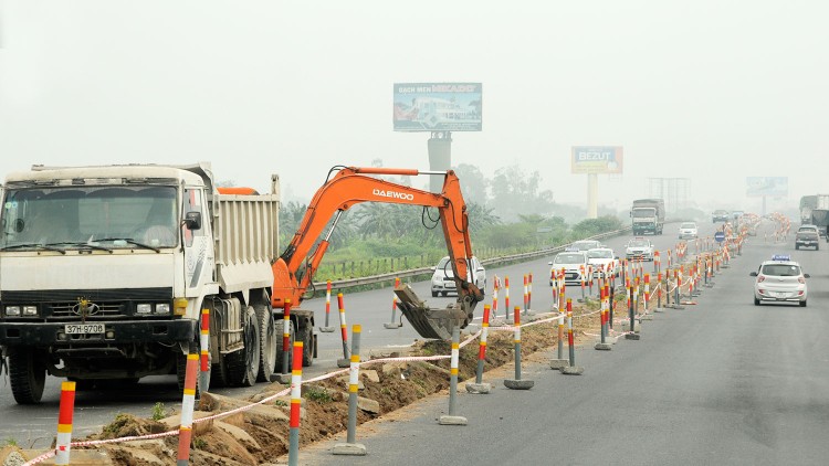 Qua thanh tra, Tổng cục Đường bộ đã chấm dứt hợp đồng, cấm không cho đấu thầu và xử phạt một số nhà thầu. Ảnh: Nhã Chi