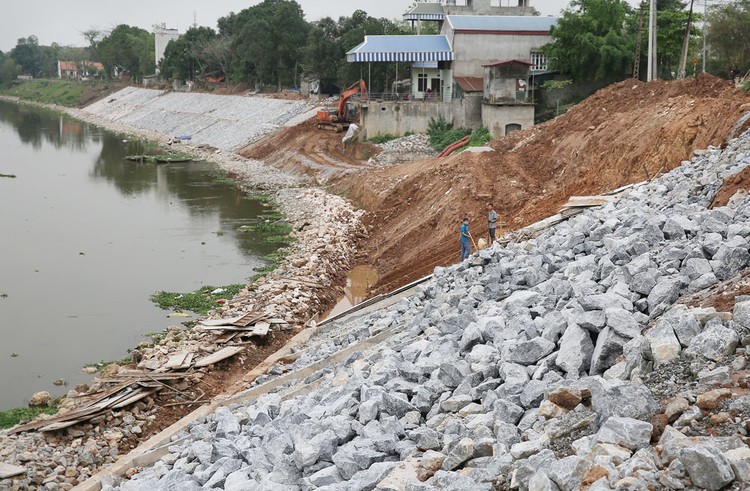 Bên cạnh xử lý mạnh các nhà thầu vi phạm, chủ đầu tư cần tập trung đôn đốc nhà thầu khẩn trương khắc phục các tồn tại. Ảnh: Gia Khoa