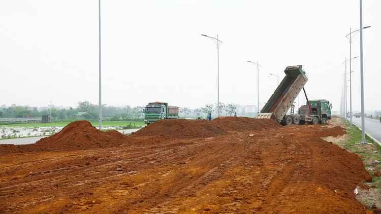 Chính phủ đã và đang chỉ đạo quyết liệt tháo gỡ vướng mắc để thúc đẩy giải ngân đầu tư công. Ảnh: Lê Tiên