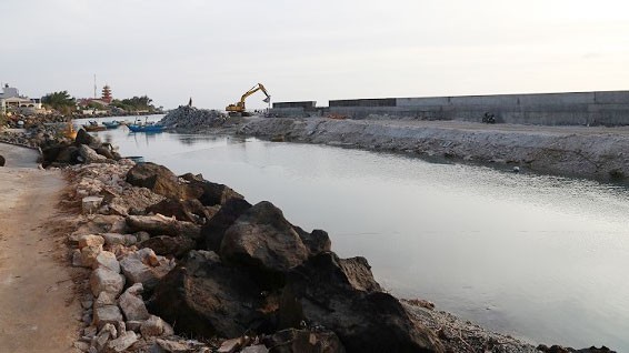 Công trình đê chắn sóng của Dự án Khu neo đậu tránh trú bão cho tàu cá đảo Phú Quý. Ảnh: Đức Thâu