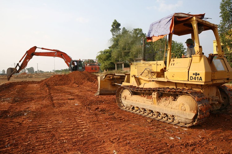 Gói thầu Thi công hạng mục san nền thuộc Dự án Đầu tư xây dựng kết cấu hạ tầng khu Bến xe - Dân cư Kiến Tường (tỉnh Long An) có giá trúng thầu 47.124 triệu đồng. Ảnh: Đinh Tuấn