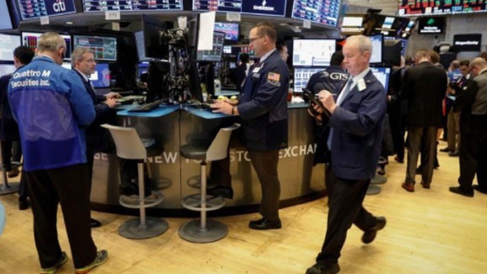 Các nhà giao dịch cổ phiếu trên sàn NYSE ở New York, Mỹ - Ảnh: Reuters.