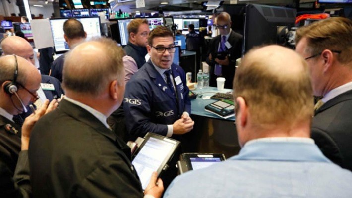 Các nhà giao dịch cổ phiếu trên sàn NYSE ở New York, Mỹ - Ảnh: Reuters.