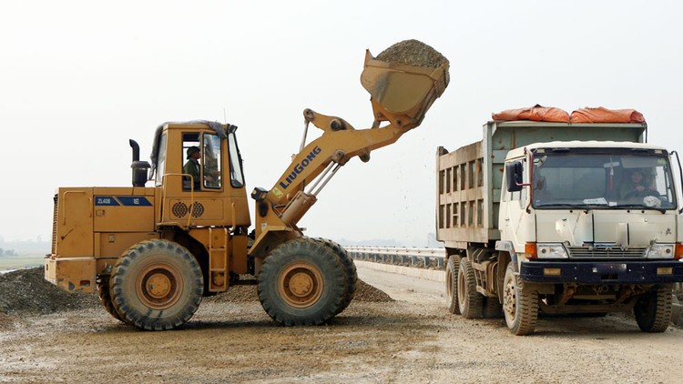 Một trong các yêu cầu khi thanh tra, kiểm tra các công trình đầu tư xây dựng, đặc biệt là dự án BOT giao thông thực hiện thời gian qua là xem xét việc chỉ định thầu có đúng quy định hay không. Ảnh: Tường Lâm