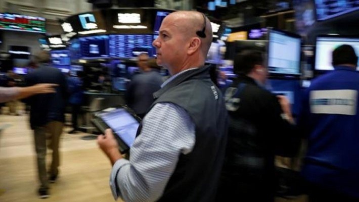 Các nhà giao dịch cổ phiếu trên sàn NYSE ở New York - Ảnh: Reuters.