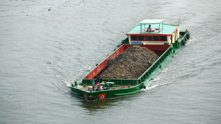 Dự thảo Nghị định đang được Bộ GTVT đưa ra lấy ý kiến đề xuất cắt giảm 27 trong số 32 điều kiện đầu tư, kinh doanh trong lĩnh vực đường thủy nội địa. Ảnh: Nhã Chi