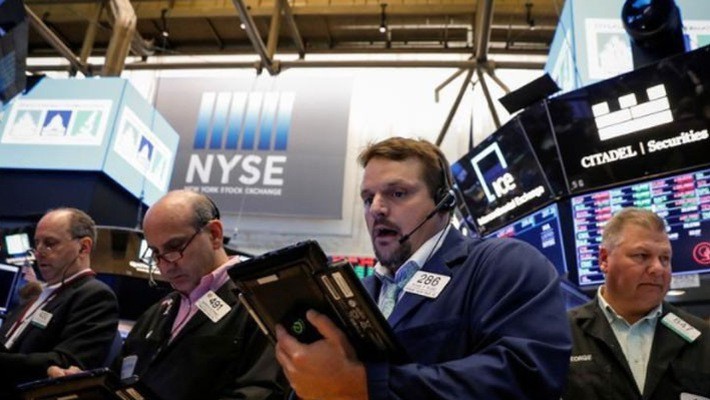 Các nhà giao dịch cổ phiếu trên sàn NYSE ở New York, Mỹ - Ảnh: Reuters.