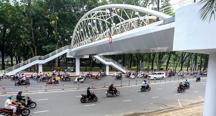 TP.HCM đề xuất thanh toán cho nhà đầu tư BT các cầu vượt bộ hành bằng việc cho phép gắn các tấm quảng cáo điện tử bên thành cầu. Ảnh: Phước Tuấn