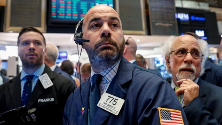 Các nhà giao dịch cổ phiếu trên sàn NYSE ở New York, Mỹ - Ảnh: Reuters.