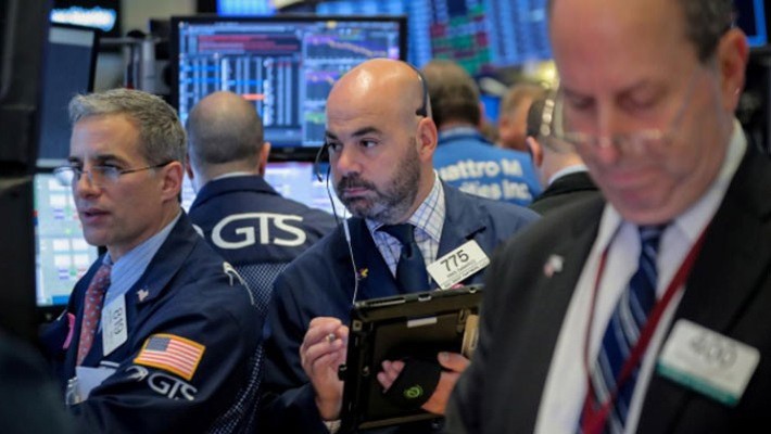 Các nhà giao dịch cổ phiếu trên sàn NYSE ở New York, Mỹ - Ảnh: Reuters.