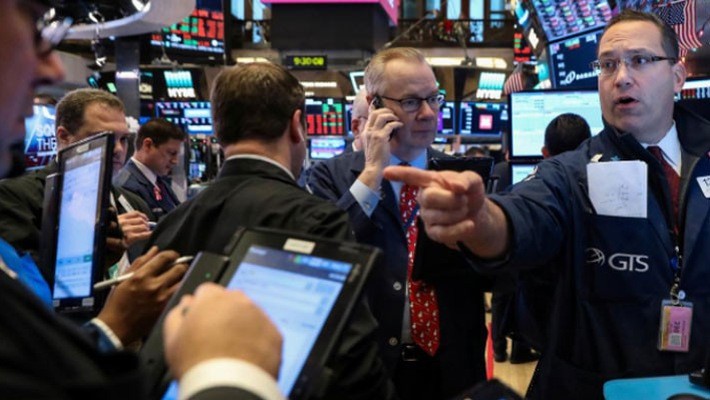 Các nhà giao dịch cổ phiếu trên sàn NYSE ở New York, Mỹ - Ảnh: Reuters.