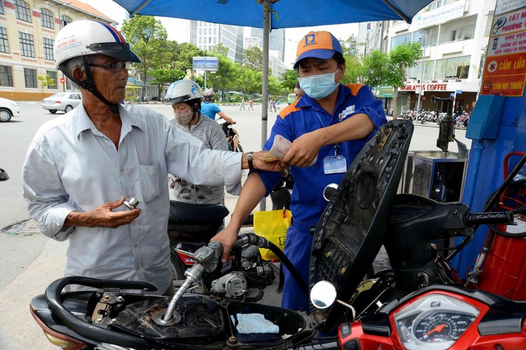 Các loại nhiên liệu gây phát thải như xăng, dầu đang được tiêu thụ ở mức độ lớn và phải “cõng” rất nhiều loại thuế, phí. Ảnh: Thanh Hằng