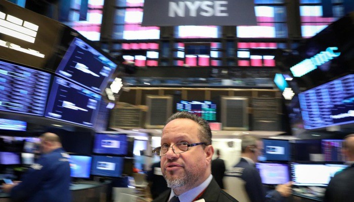 Một nhà giao dịch cổ phiếu trên sàn NYSE ở New York, Mỹ - Ảnh: Reuters.