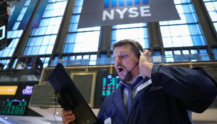 Một nhà giao dịch cổ phiếu trên sàn NYSE ở New York, Mỹ - Ảnh: Reuters.