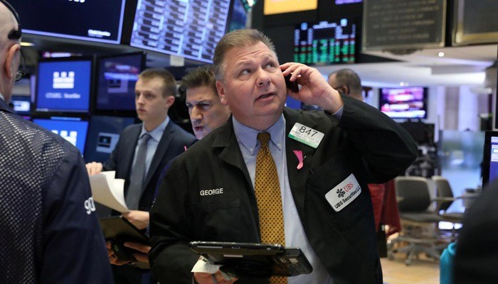 Các nhà giao dịch cổ phiếu trên sàn NYSE ở New York, Mỹ - Ảnh: Reuters.