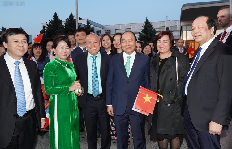 Lễ tiễn Thủ tướng Nguyễn Xuân Phúc và Phu nhân tại sân bay quốc tế Vaclav Havel, Prague. Ảnh: VGP/Quang Hiếu