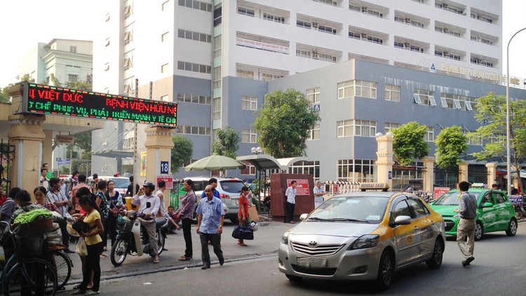 Tại Bệnh viện Hữu Nghị Việt Đức, một số gói thầu lớn không được công khai kết quả lựa chọn nhà thầu. Ảnh: Minh Tuấn