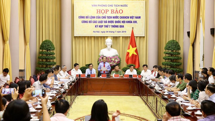 Toàn cảnh Họp báo công bố Lệnh của Chủ tịch nước về công bố các luật vừa được Quốc hội khoá XIV thông qua tại Kỳ họp thứ 7. Ảnh: Lê Sơn