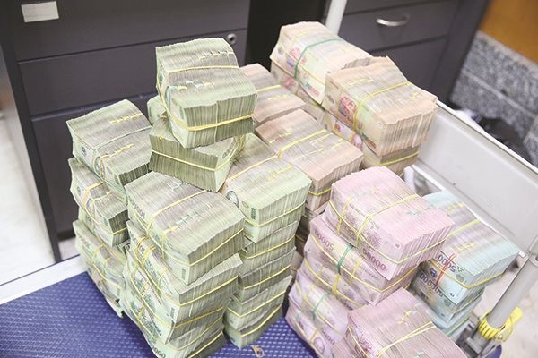 Tăng trưởng tín dụng năm nay được dự báo sẽ cán mốc từ 900.000 đến 1 triệu tỉ đồng. Ảnh: Thành Hoa
