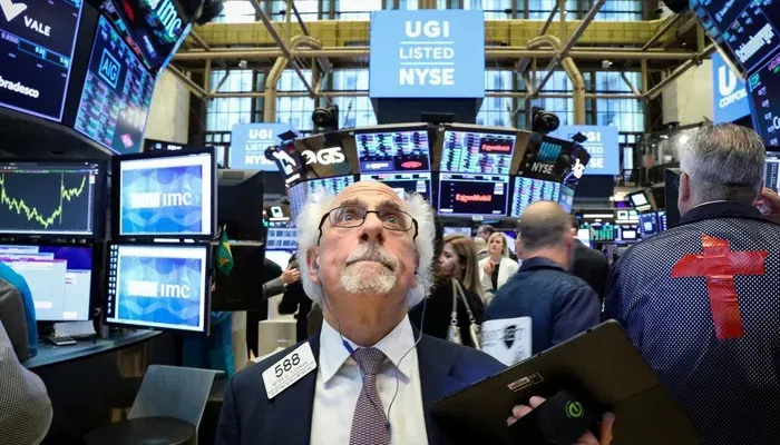 Các nhà giao dịch cổ phiếu trên sàn NYSE ở New York, Mỹ - Ảnh: Reuters.