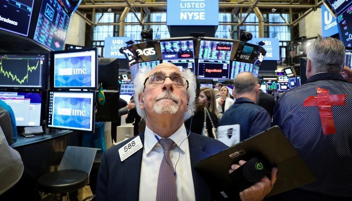 Các nhà giao dịch cổ phiếu trên sàn NYSE ở New York, Mỹ - Ảnh: Reuters.