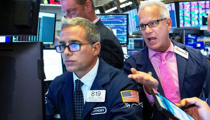 Các nhà giao dịch cổ phiếu trên sàn NYSE ở New York, Mỹ - Ảnh: Reuters.