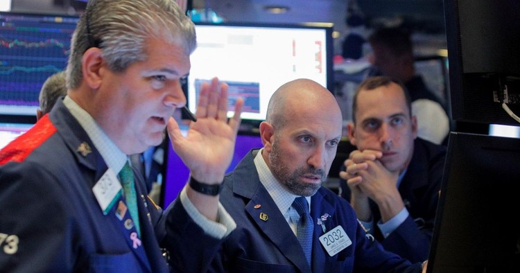 Các nhà giao dịch cổ phiếu trên sàn NYSE ở New York, Mỹ - Ảnh: Reuters.