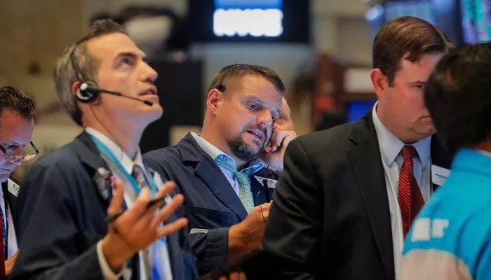 Các nhà giao dịch cổ phiếu trên sàn NYSE ở New York, Mỹ - Ảnh: Reuters.