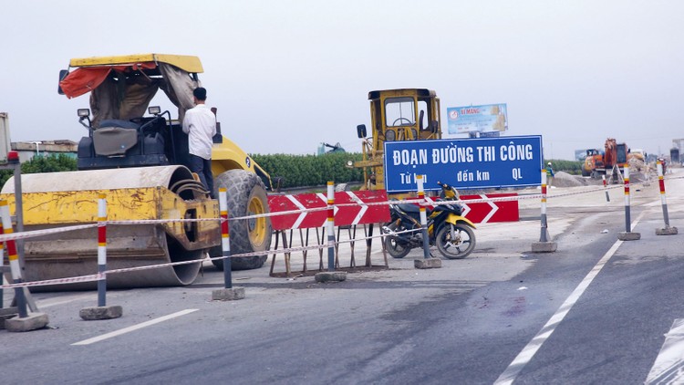 Điểm chung ở nhiều gói thầu sửa chữa, bảo trì đường bộ mà Công ty CP Phát triển Xây dựng và Thương mại số 909 trúng là tỷ lệ tiết kiệm đạt dưới 1%. Ảnh: Nhã Chi