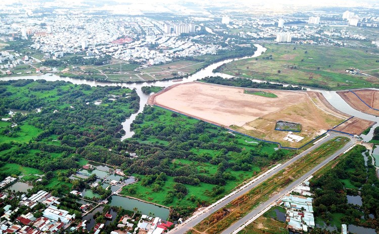 Nội dung "đấu thầu dự án có sử dụng đất" có trong Luật Đất đai 2003, Luật Đấu thầu 2013 và Luật Nhà ở 2014, nhưng không được quy định trong Luật Đất đai 2013. Ảnh: Song Lê