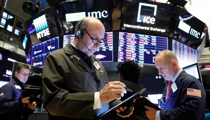 Các nhà giao dịch cổ phiếu trên sàn NYSE ở New York, Mỹ - Ảnh: Reuters.